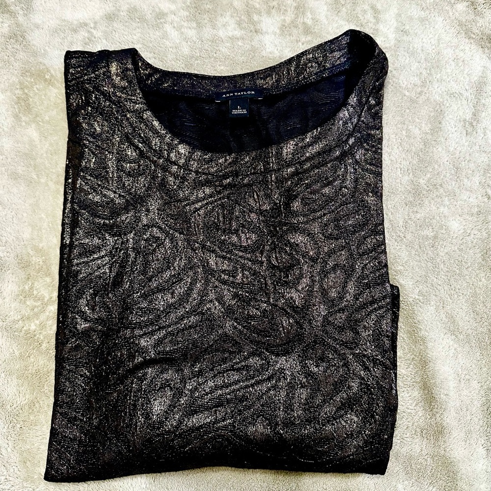 Ann Taylor Women’s Black and Gold Short Sleeve Shirt Size L
